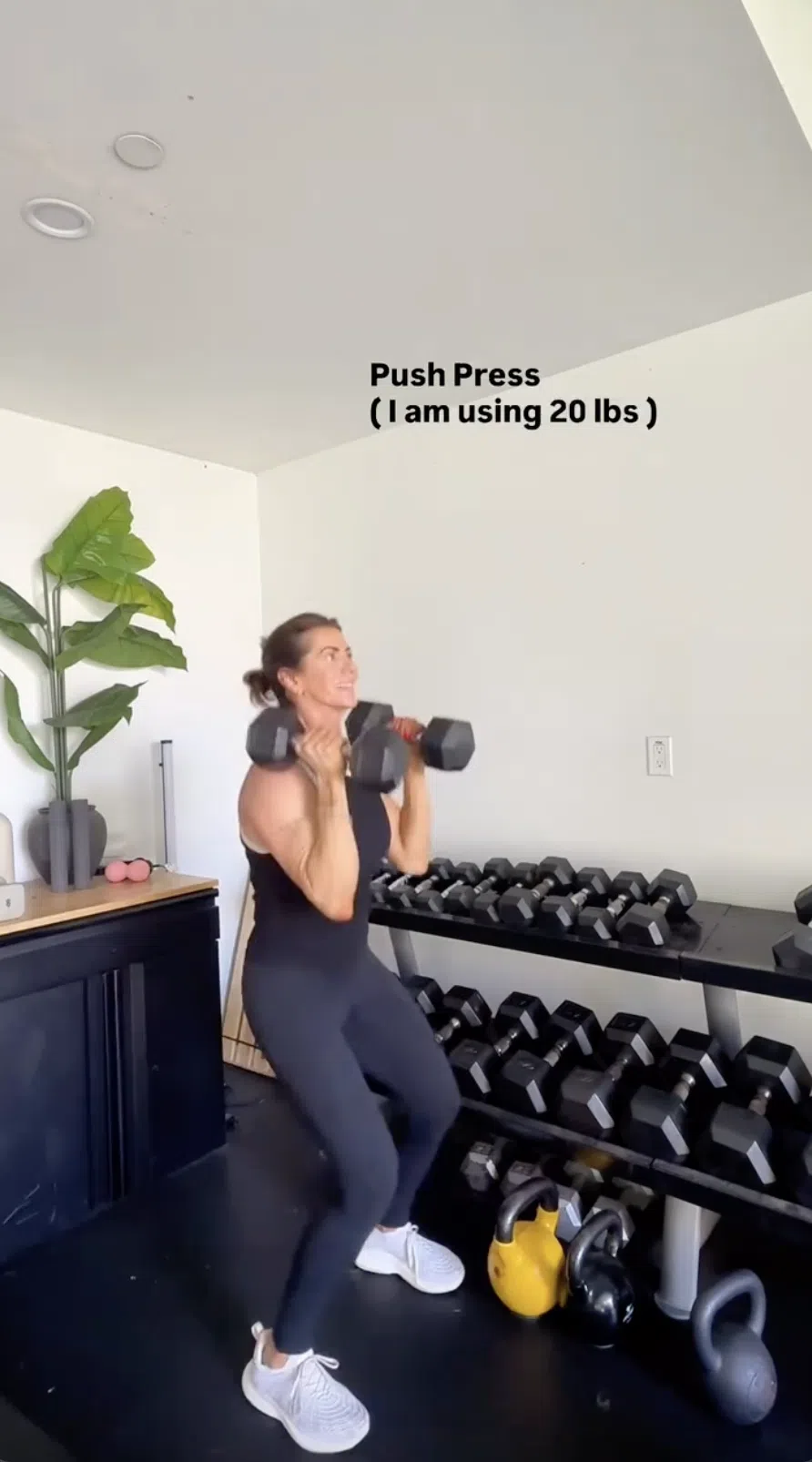 Dalyce voert de push press uit